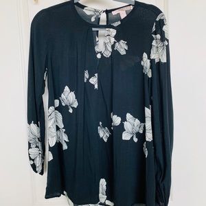 Thin long sleeve flowy blouse